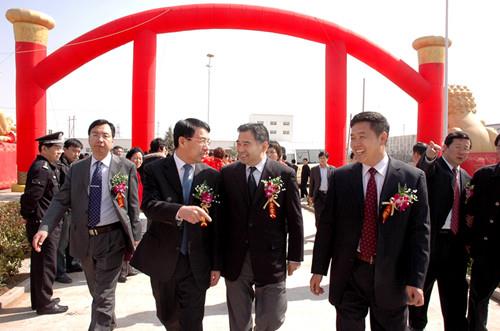 青岛市委常委、市委秘书长王鲁明，青岛市人大副主任、工商联主席徐航来公司视察工作