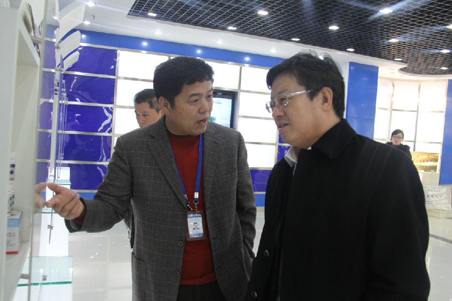 青岛市委常委、副市长王晓方到华体育app官网入口调研科研创新工作