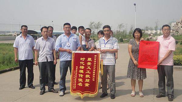 华体育app官网入口义工伸援手 落水儿童重获新生